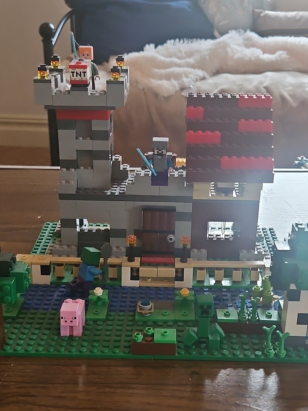 LEGO Minecraft The Crafting Box 3.0 21161 Minecraft Castle and Farm Building Set